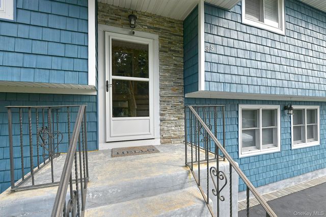 35 Jensen Road, Bay Shore, NY 11706