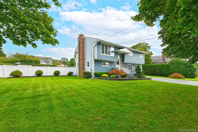 35 Jensen Road, Bay Shore, NY 11706