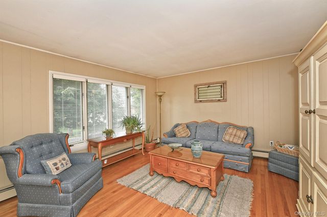 35 Jensen Road, Bay Shore, NY 11706