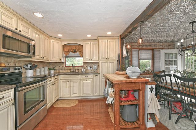 35 Jensen Road, Bay Shore, NY 11706