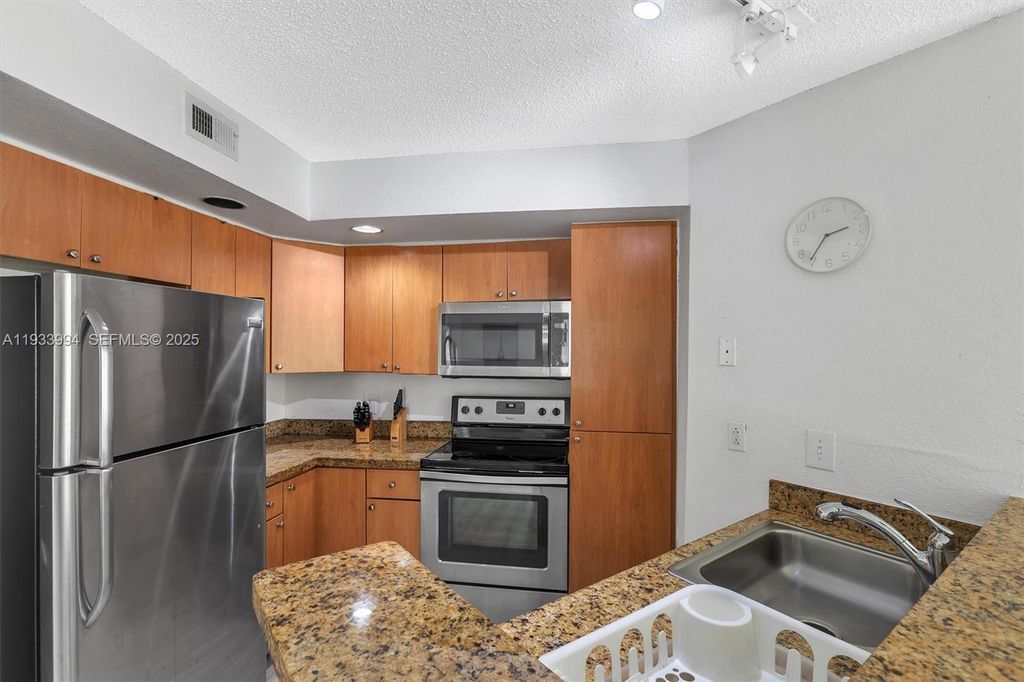 Image 3 of property listing at 12980 Vista Isles Dr 317, Sunrise, FL 33325