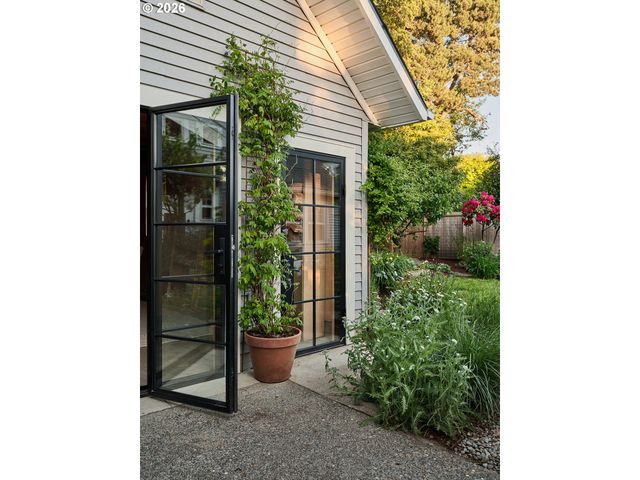 1002 Se 54TH Ave, Portland, OR 97215