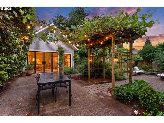 1002 Se 54TH Ave, Portland, OR 97215