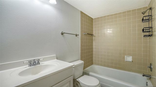 2763 WOODGATE LANE 104, Sarasota, FL 34231