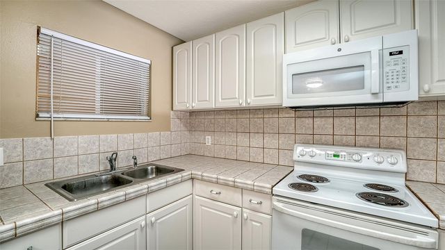 2763 WOODGATE LANE 104, Sarasota, FL 34231