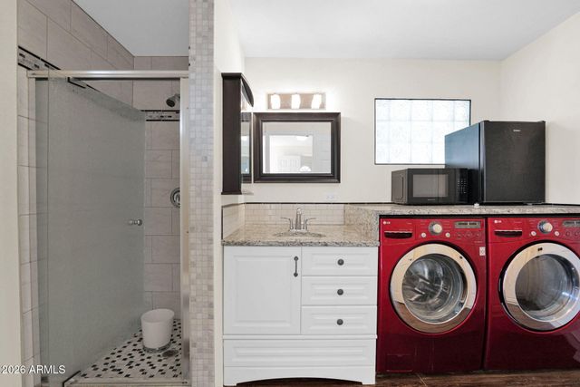 3833 E DESERT COVE Avenue, Phoenix, AZ 85028