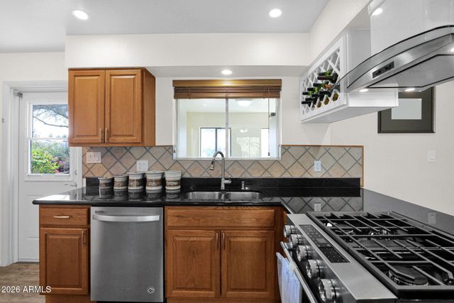 3833 E DESERT COVE Avenue, Phoenix, AZ 85028