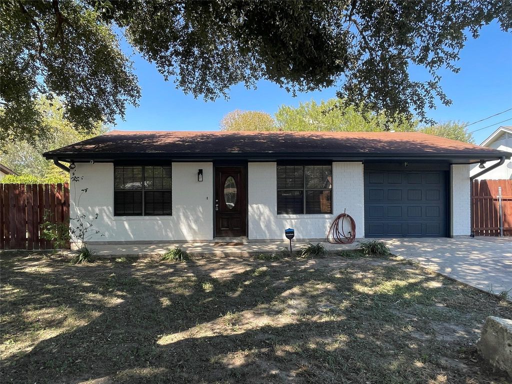 1303 Pendergrass ST, Lockhart, TX 78644