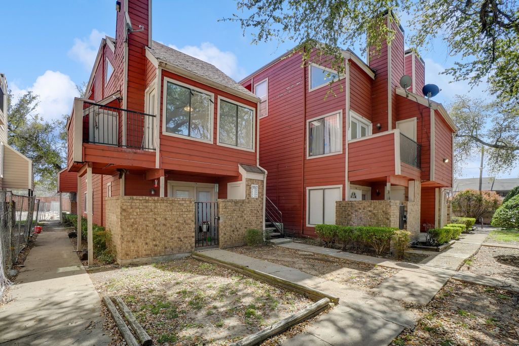 9821 Walnut Street #204, Dallas, TX 75243