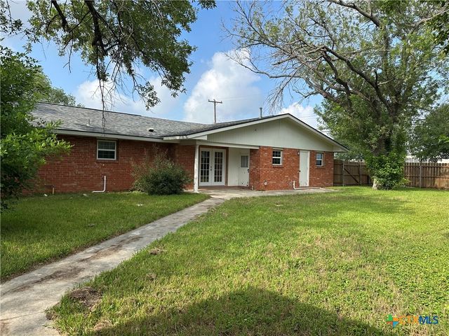 1302 Canary Lane, Seguin, TX 78155