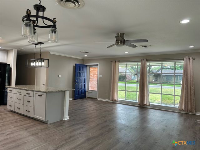 1302 Canary Lane, Seguin, TX 78155