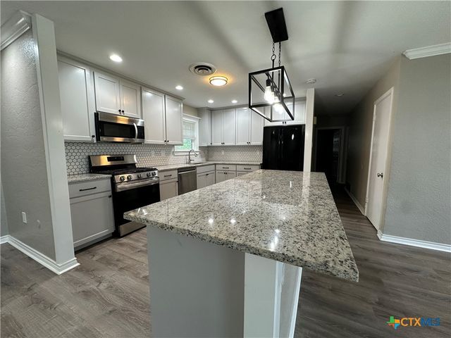 1302 Canary Lane, Seguin, TX 78155