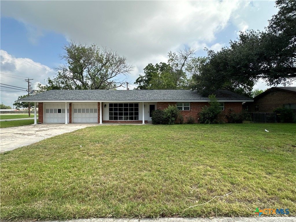 1302 Canary Lane, Seguin, TX 78155