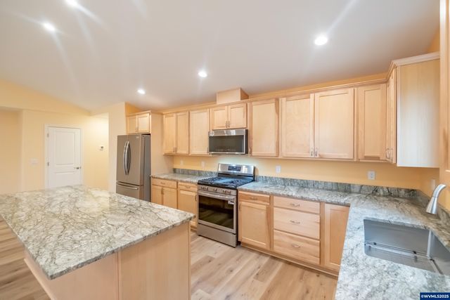 2037 Waterford St SE, Albany, OR 97322