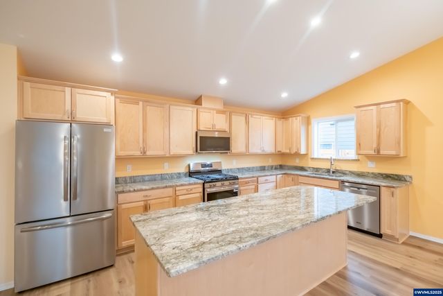 2037 Waterford St SE, Albany, OR 97322