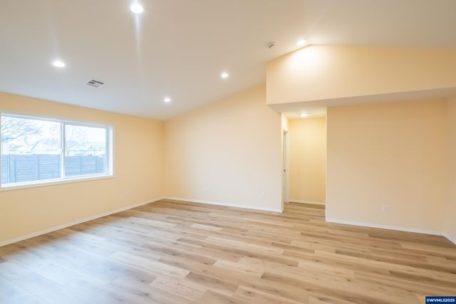 2037 Waterford St SE, Albany, OR 97322