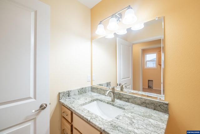 2037 Waterford St SE, Albany, OR 97322