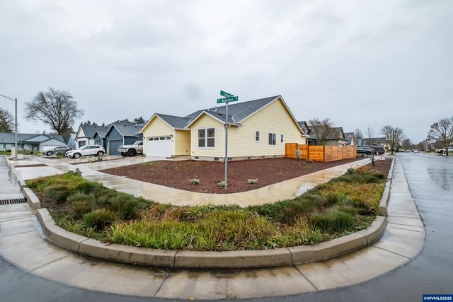 2037 Waterford St SE, Albany, OR 97322