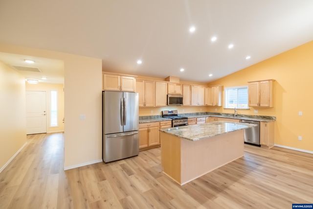 2037 Waterford St SE, Albany, OR 97322