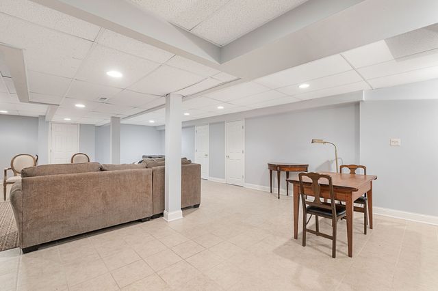 3918 Dundee Road, Northbrook, IL 60062