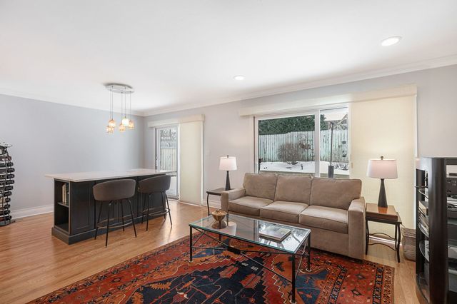 3918 Dundee Road, Northbrook, IL 60062