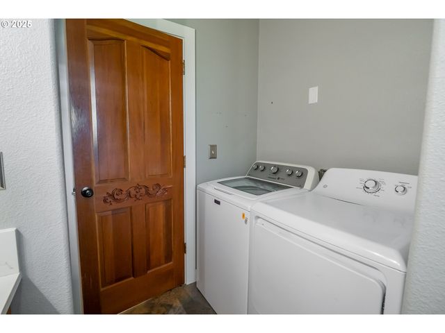 86104 SELLS VIEW Ln, Eugene, OR 97402