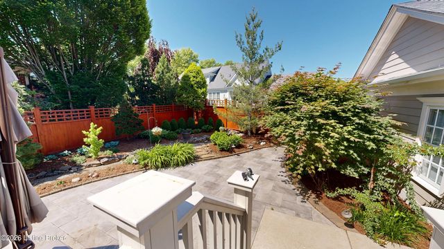 10602 Kings Crown Dr, Prospect, KY 40059