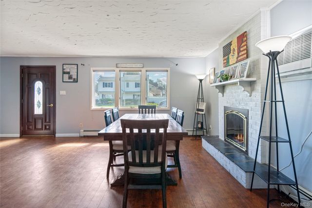 14 Greenway Circle N, Syosset, NY 11791