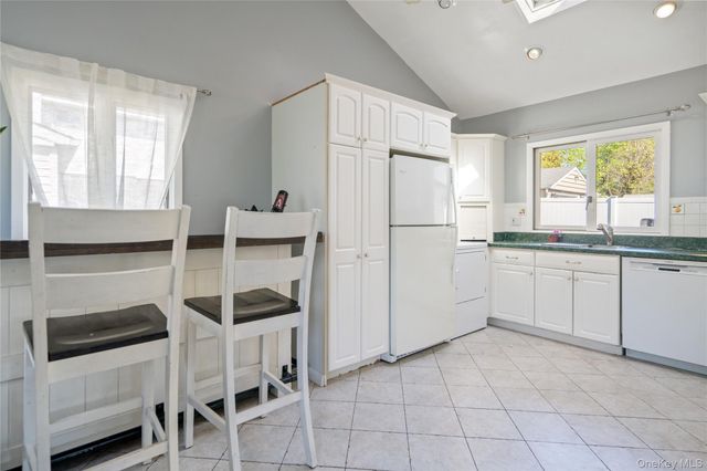 14 Greenway Circle N, Syosset, NY 11791