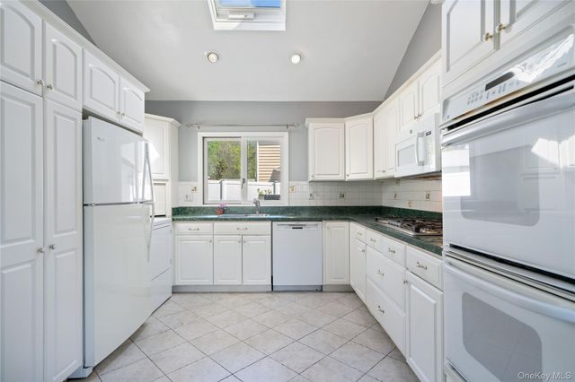 14 Greenway Circle N, Syosset, NY 11791