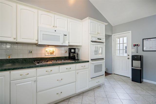 14 Greenway Circle N, Syosset, NY 11791