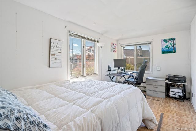 14 Greenway Circle N, Syosset, NY 11791