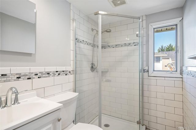 14 Greenway Circle N, Syosset, NY 11791