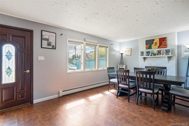 14 Greenway Circle N, Syosset, NY 11791