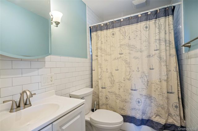 14 Greenway Circle N, Syosset, NY 11791