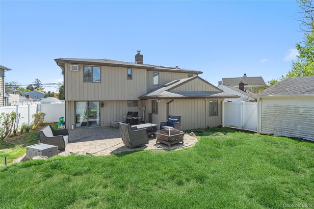 14 Greenway Circle N, Syosset, NY 11791