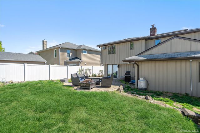 14 Greenway Circle N, Syosset, NY 11791