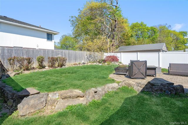 14 Greenway Circle N, Syosset, NY 11791