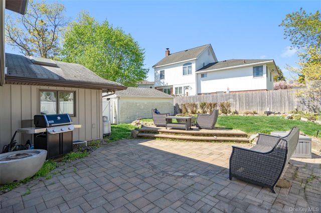 14 Greenway Circle N, Syosset, NY 11791