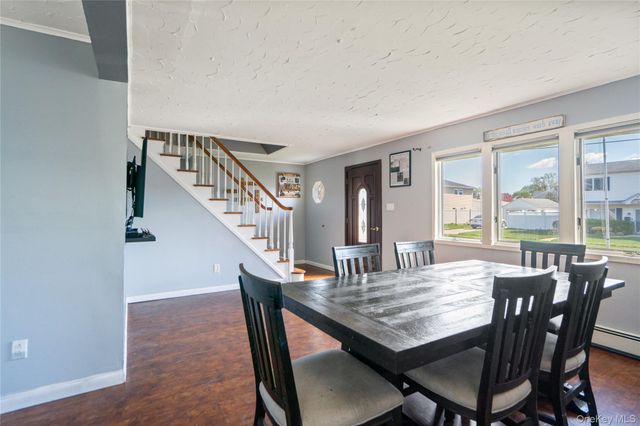 14 Greenway Circle N, Syosset, NY 11791