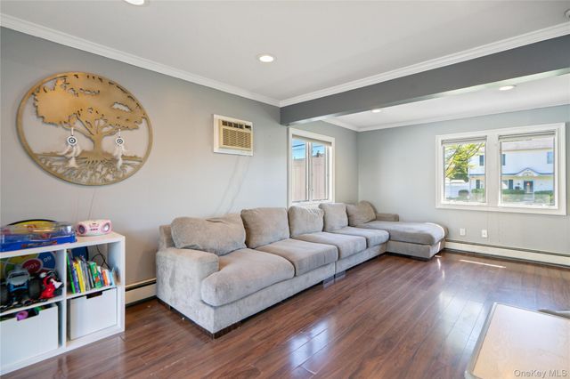 14 Greenway Circle N, Syosset, NY 11791