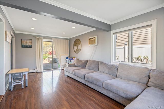 14 Greenway Circle N, Syosset, NY 11791