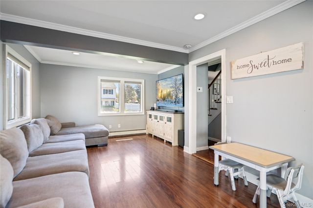 14 Greenway Circle N, Syosset, NY 11791