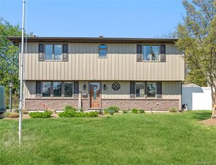 14 Greenway Circle N, Syosset, NY 11791