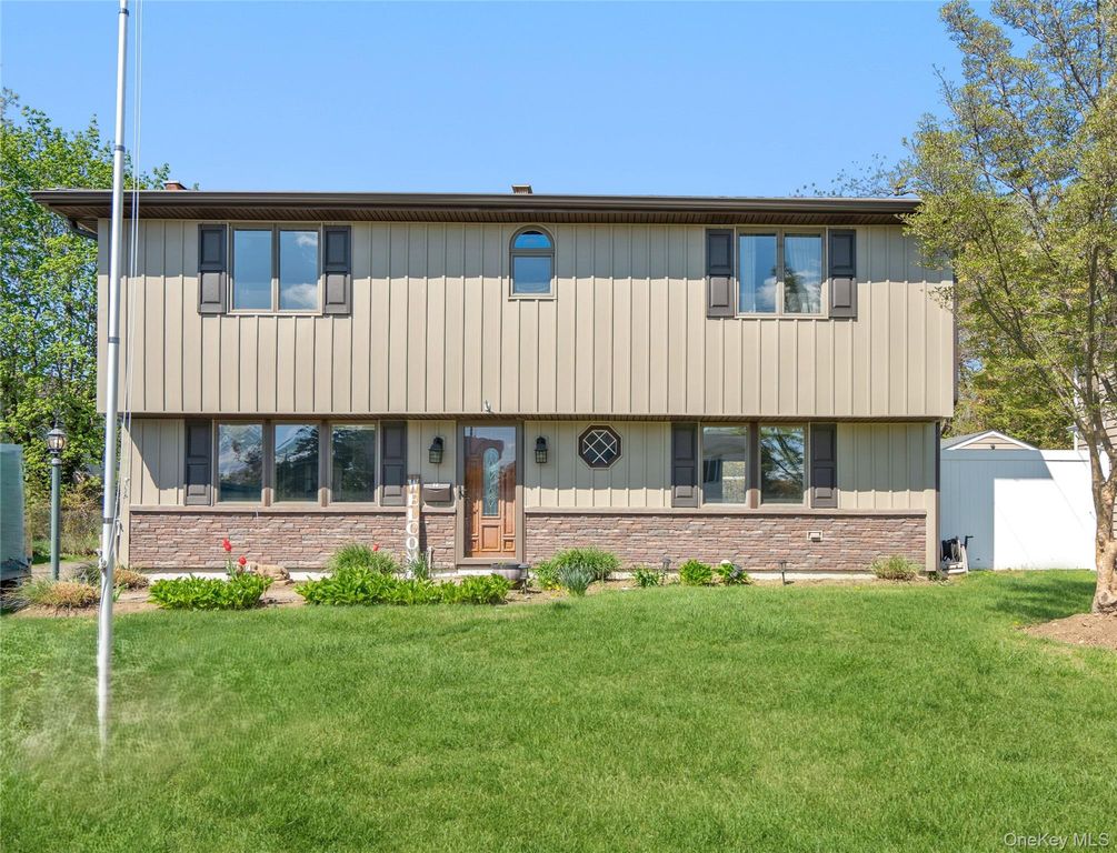 14 Greenway Circle N, Syosset, NY 11791