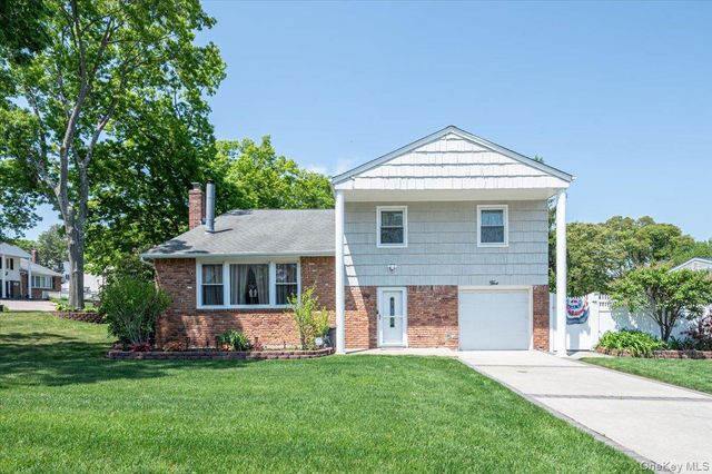 5 Spruceton Street, Selden, NY 11784