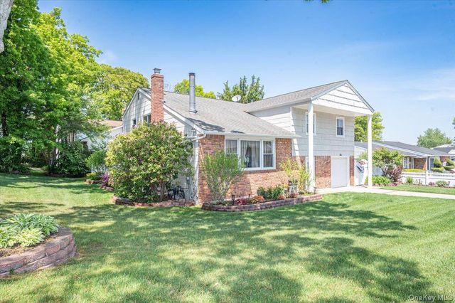 5 Spruceton Street, Selden, NY 11784
