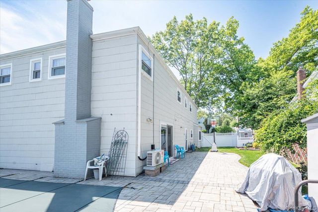 5 Spruceton Street, Selden, NY 11784