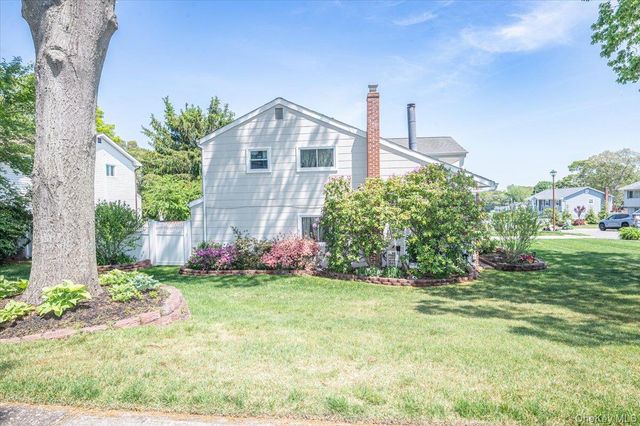 5 Spruceton Street, Selden, NY 11784