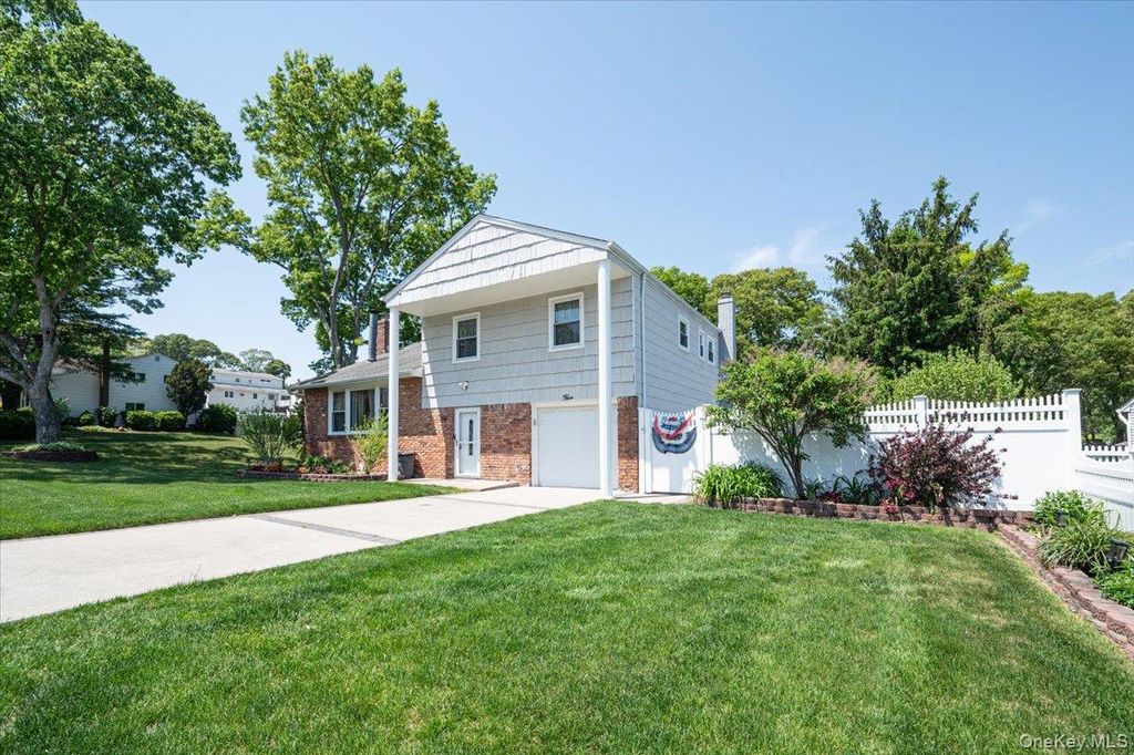 5 Spruceton Street, Selden, NY 11784